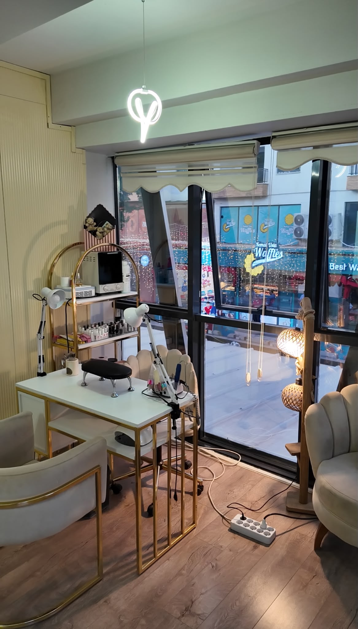 Merry Beauty Center pencere önündeki manikür masası