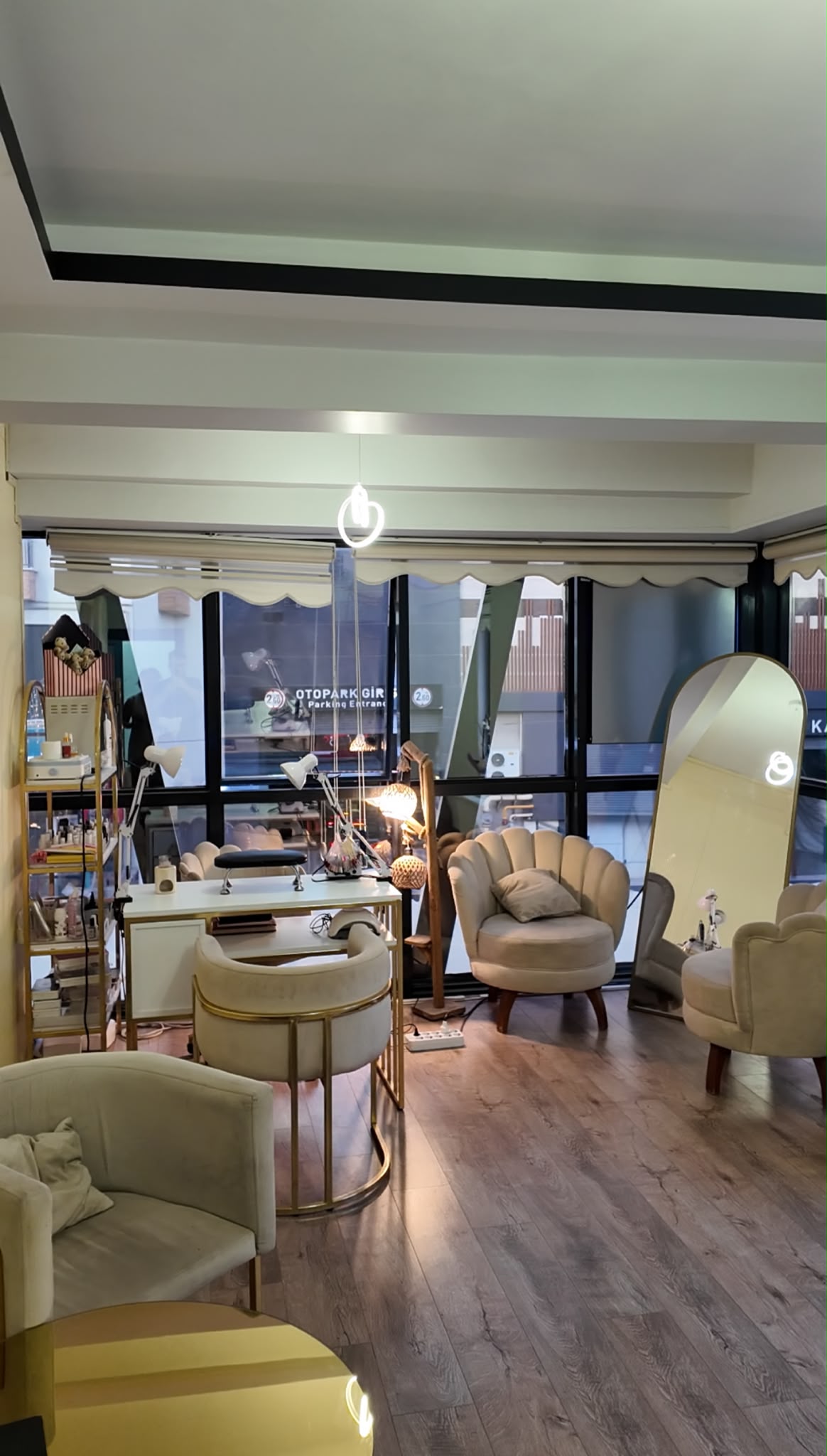 Merry Beauty Center manikür alanı ve salon iç mekanı
